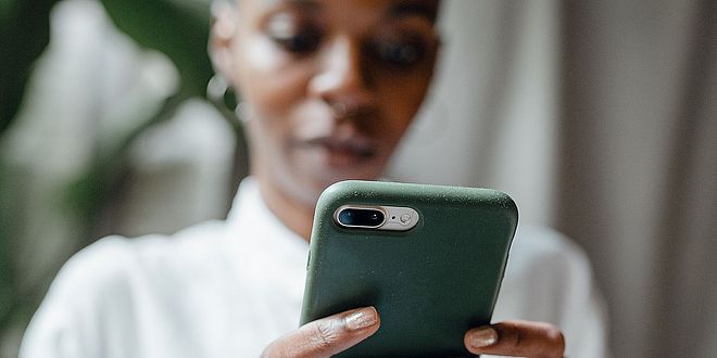 Frau mit Smartphone