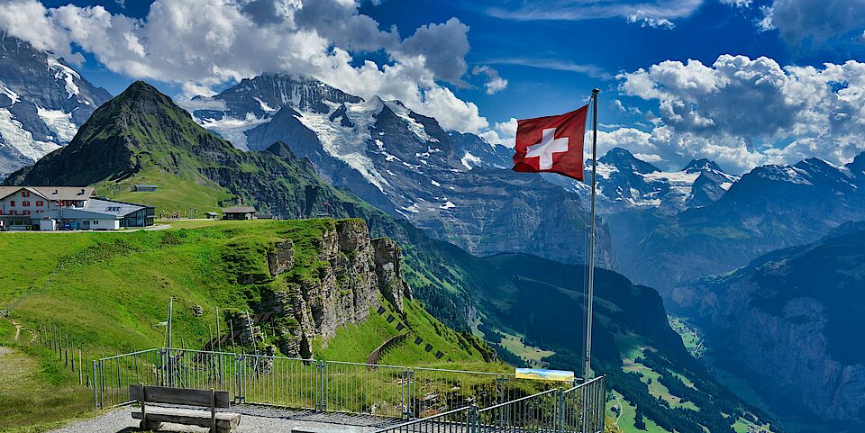 Schweizer Berge mit Flagge