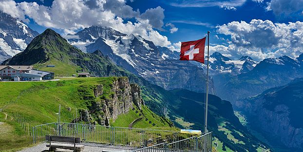 Schweizer Berge mit Flagge