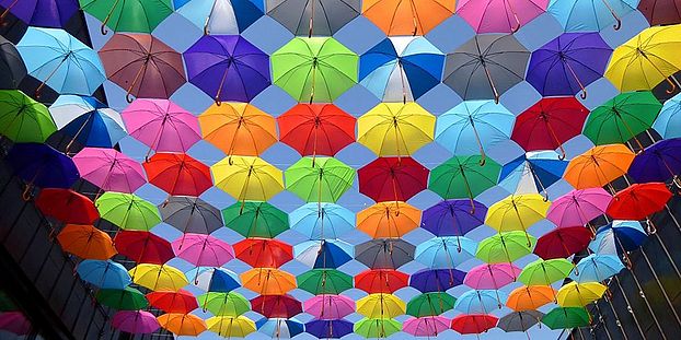 Symbolbild Bunte Regenschirme