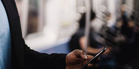 Newsletter symbol image (man with smartphone)